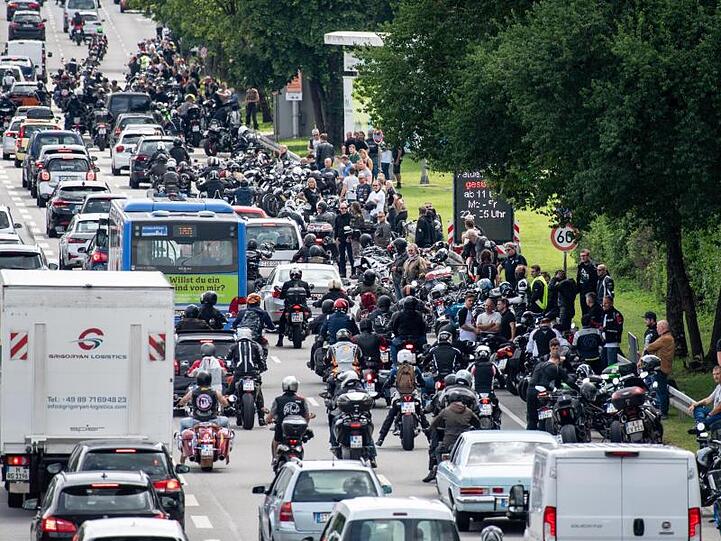 Motorradfahrer fahren im Verkehr bei einer Demo. Foto: Matthias Balk/dpa