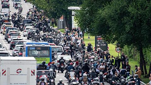 Motorradfahrer fahren im Verkehr bei einer Demo. Foto: Matthias Balk/dpa