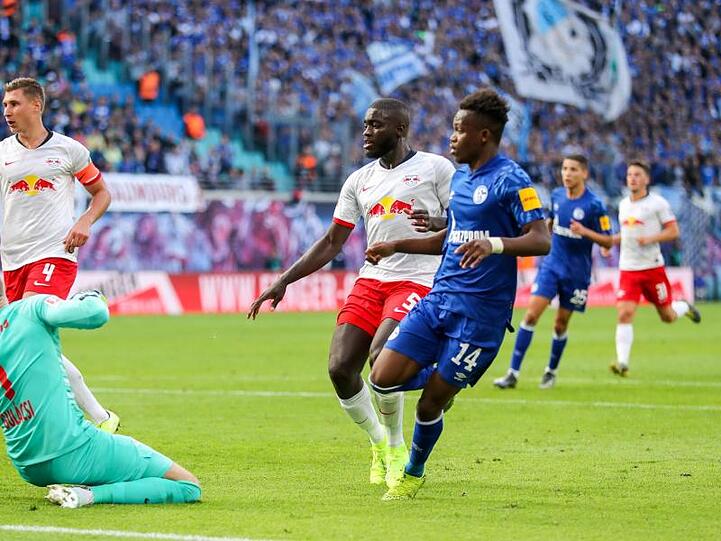 Schalkes Rabbi Matondo (r) trifft zum 0:3.