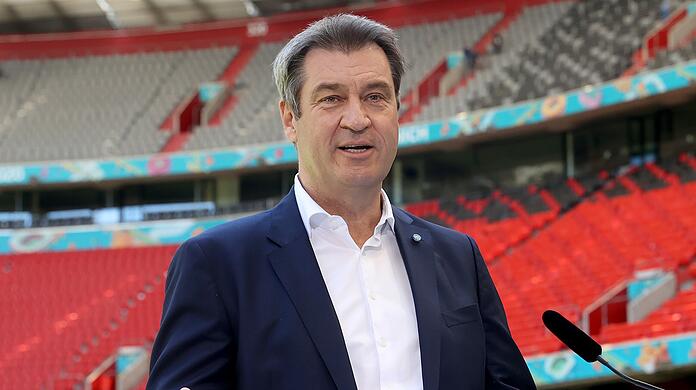 Markus Söder, Ministerpräsident von Bayern, spricht bei einer Pressekonferenz während eines offiziellen Besuchs in der Allianz Arena.