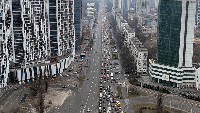 Autos stauen sich, während die Menschen Kiew verlassen. Autos stauen sich, während die Menschen Kiew verlassen.