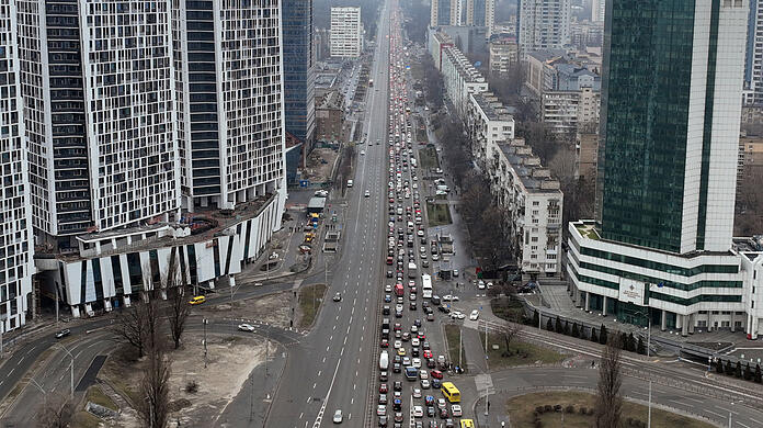 Autos stauen sich, während die Menschen Kiew verlassen. Die russischen Truppen haben ihren erwarteten Angriff auf die Ukraine begonnen.