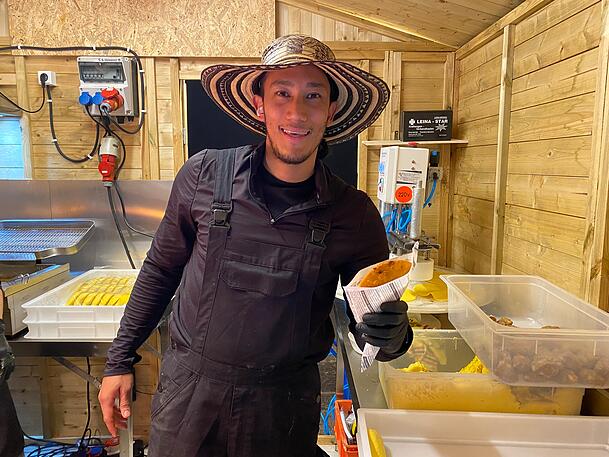 Daniel und seine Kollegen bereiten die Empanadas vom Teig bis zur Füllung laufend frisch zu.