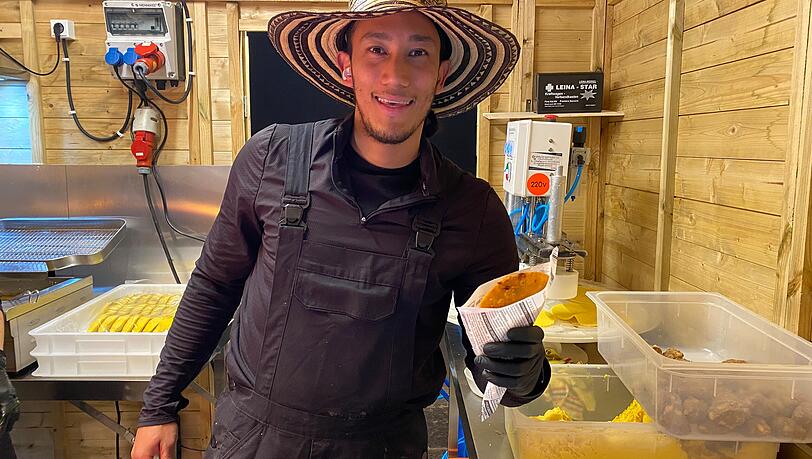 Daniel und seine Kollegen bereiten die Empanadas vom Teig bis zur Füllung laufend frisch zu.