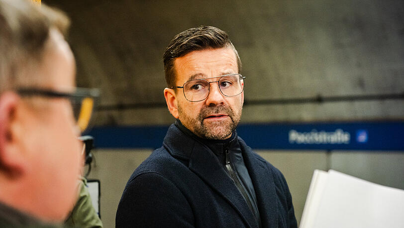 Jan Ebering, Leiter Verkehrsinfrastruktur bei der MVG, erkl&auml;rt die Ma&szlig;nahmen vor Ort.