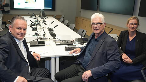 V.l.: Wiesnchef Christian Scharpf, J&uuml;rgen Beyerer vom Fraunhofer-Institut und Prof. Silja Hoffmann von der Universit&auml;t der Bundeswehr M&uuml;nchen.