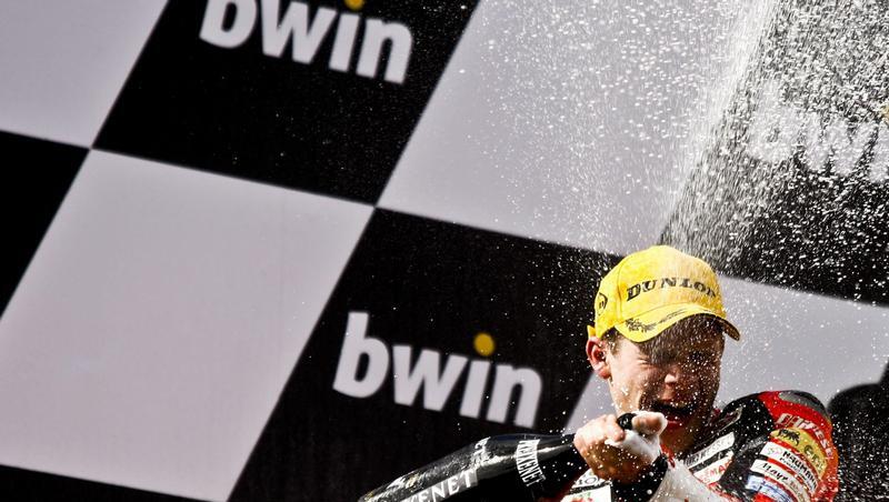 Stefan Bradl nach seinem Sieg in Estoril. Stefan Bradl nach seinem Sieg in Estoril.