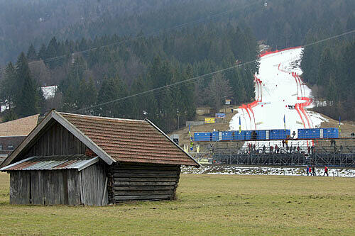 Die Zieleinfahrt der berühmten Kandahar-Abfahrtsstrecke in Garmisch-Partenkirchen: Für die Ski-WM dürfen die Pistenraupen nun immerhin anrücken.