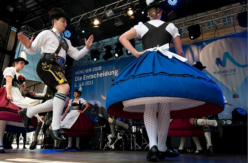Es sollten beschwingte, heitere Spiele werden: Tänzerinnen und Tänzer auf dem Marienplatz.
