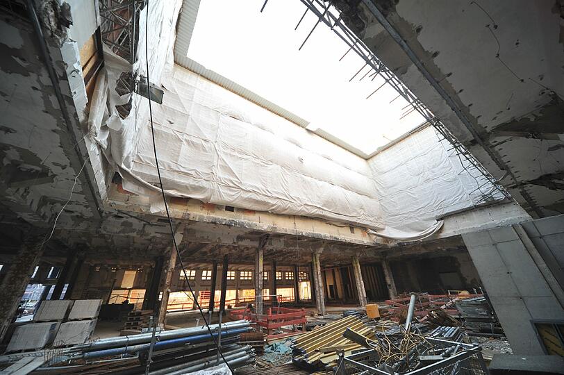 In den Lichthof der Passage wird bald das alte Glasdach eingesetzt.