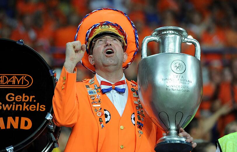 Miese Laune in orange: Bei den Holland-Anhängern ist nach dem fulminanten Sieg der DFB-Elf die Stimmung am Boden. Die Bilder