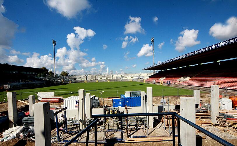 Der Rollrasen wächst an, die Heizung darunter ist installiert, im Juli 2013 soll das alte Grünwalder Stadion dann ein "neues Schmuckstück für alle Fußballfans" sein. Die Bilder vom Baustellenrundgang