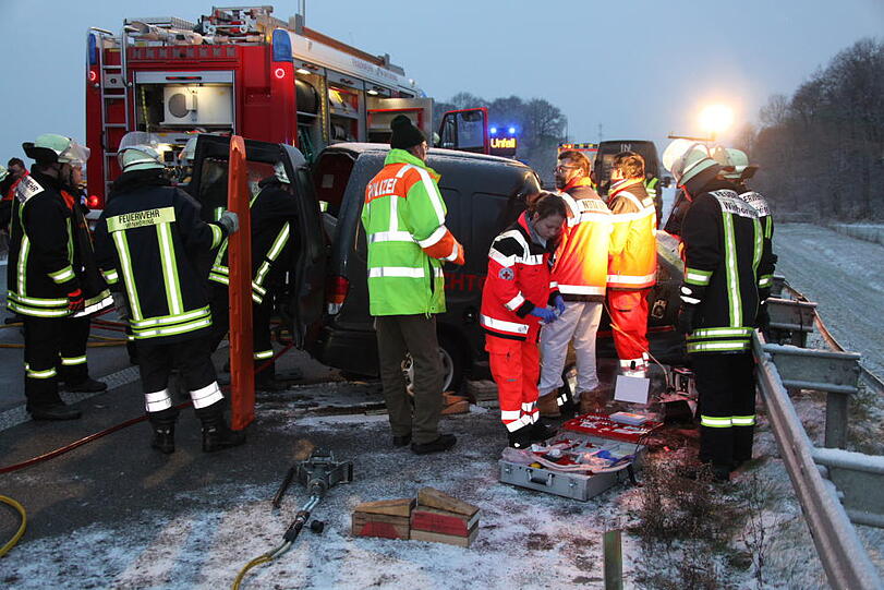 Schwerer Unfall auf dr A94 bei Töging: Ein Lkw ist ein Unfall-Auto gerast. Ein Mensch kam bei dem Crash ums Leben. Die Bilder.