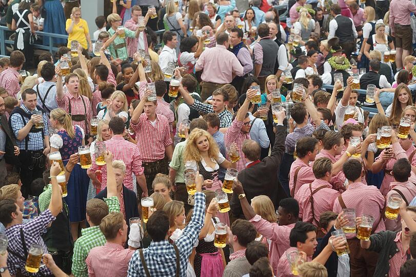 Auf der Wiesn geht?s wieder rund! Seit Samstag feiern die Münchner und Touristen auf der Wiesn. Die besten Wiesn-Bilder vom Samstag.