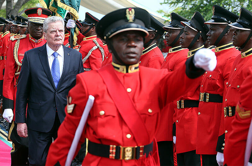 In Daressalam wurde Gauck mit militärischen Ehren empfangen.