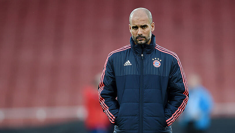 Bayern-Trainer Pep Guardiola am 19.10.2015 während des Abschlusstrainings im Emirates Stadion in London (Großbritannien). Bayern-Trainer Pep Guardiola am 19.10.2015 während des Abschlusstrainings im Emirates Stadion in London (Großbritannien).