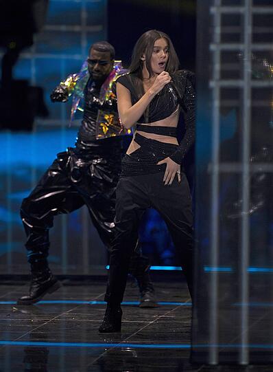 Hailee Steinfeld.
