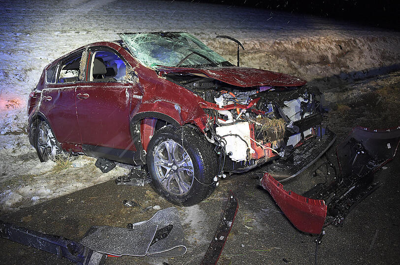 Ein Mann ist am Donnerstagabend in Stetten (Landkreis Mühldorf) mit seinem Auto von der Straße abgekommen. Der Wagen war nach dem Unfall schrottreif.