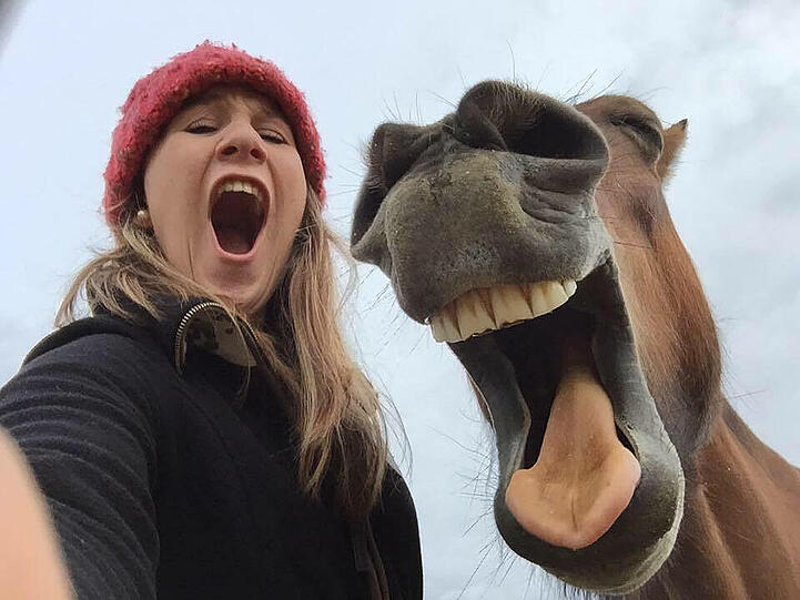 Tiere, die ihren Besitzer nachmachen.