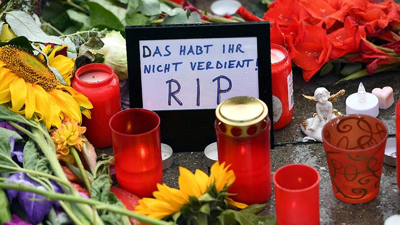 Blumen, Kerzen und Botschaften lagen nach dem Amoklauf im Juli vor dem OEZ. Zum Jahrestag soll es eine feste Gedenkstätte geben.