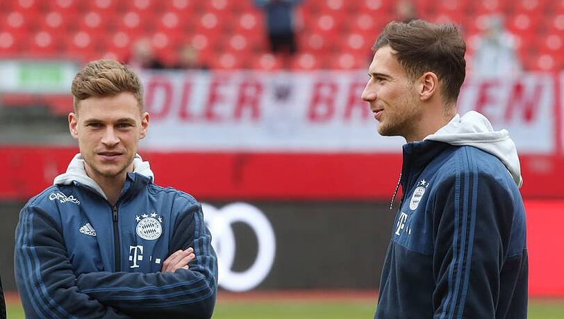 Die Bayern-Stars Joshua Kimmich (l.) und Leon Goretzka (r.) sammeln Millionen, der Klub spendet Torten: Uli Hoeneß gefällt&rsquo;s.