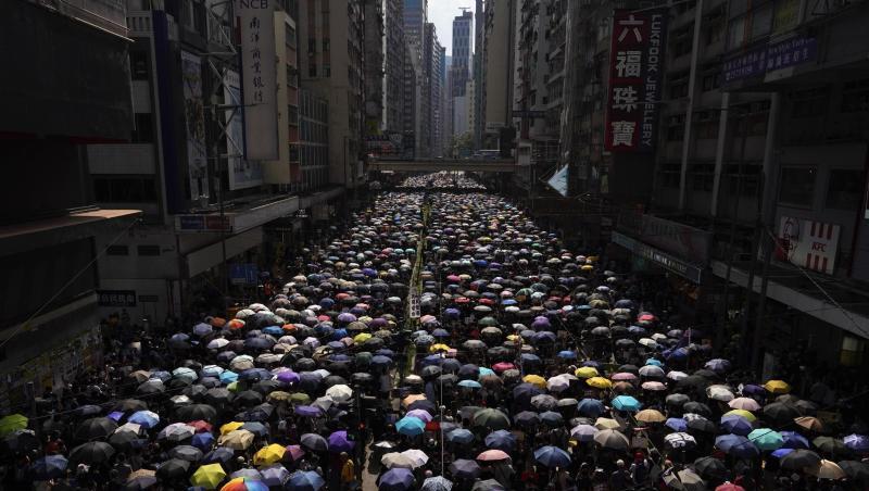 Anhänger der Demokratiebewegung ziehen mit Regenschirmen durch Hongkong. Anhänger der Demokratiebewegung ziehen mit Regenschirmen durch Hongkong.