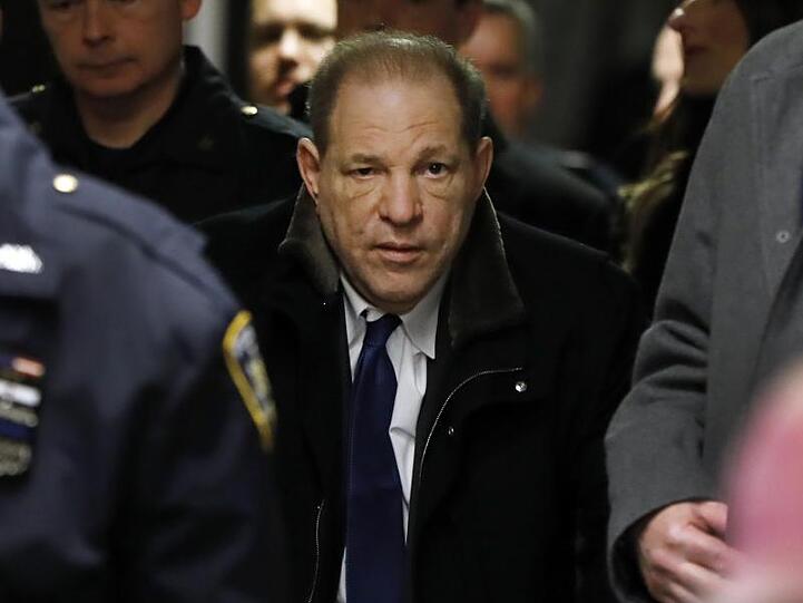Bei einer Verurteilung droht Harvey Weinstein lebenslange Haft.