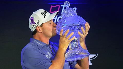 Hat als erster österreichischer Golf-Profi ein Turnier auf der PGA-Tour gewonnen: Sepp Straka feiert seinen Sieg und küsst die Trophäe.