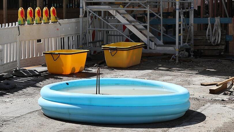 Baustelle an der Bahnunterführung - mit Pool? Baustelle an der Bahnunterführung - mit Pool?