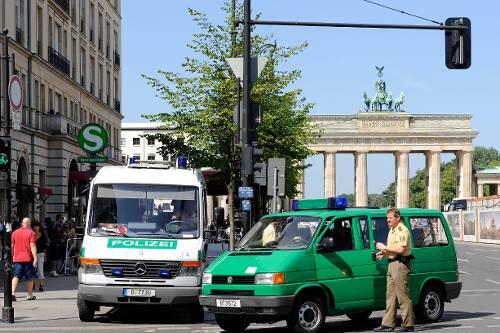Polizei vor dem Adlon - im Hintergrund das Brandenburger Tor