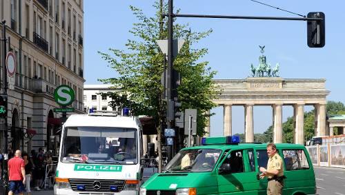 Polizei vor dem Adlon - im Hintergrund das Brandenburger Tor Polizei vor dem Adlon - im Hintergrund das Brandenburger Tor