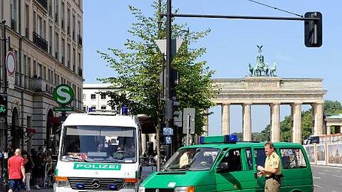 Polizei vor dem Adlon - im Hintergrund das Brandenburger Tor