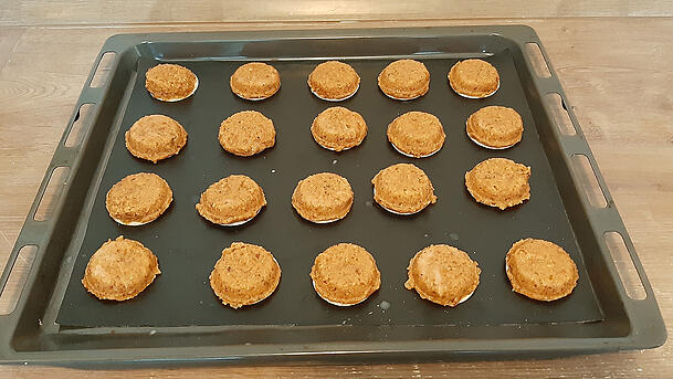 So sehen die Elisenlebkuchen nach dem Backen aus. Nun kann man sie noch mit Schoko- oder Zuckerguss bestreichen und nach Herzenswunsch dekorieren. So sehen die Elisenlebkuchen nach dem Backen aus. Nun kann man sie noch mit Schoko- oder Zuckerguss bestreichen und nach Herzenswunsch dekorieren.
