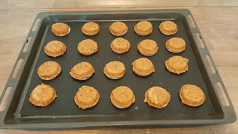 So sehen die Elisenlebkuchen nach dem Backen aus. Nun kann man sie noch mit Schoko- oder Zuckerguss bestreichen und nach Herzenswunsch dekorieren. So sehen die Elisenlebkuchen nach dem Backen aus. Nun kann man sie noch mit Schoko- oder Zuckerguss bestreichen und nach Herzenswunsch dekorieren.