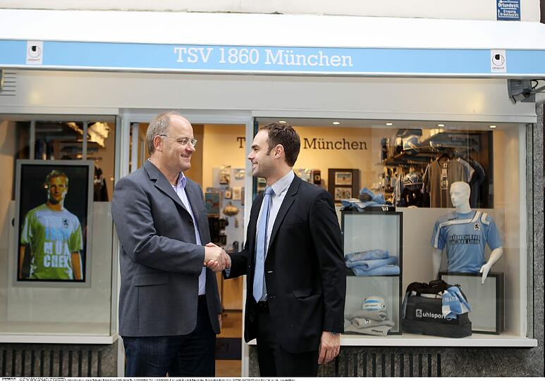 Robert Schäfer (li.), Geschäftsführer des TSV 1860, und Roland Kneißl, Geschäftsführer der
TSV 1860 München Fan Artikel GmbH...
