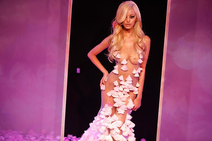 Zahia Dehar, 2011 bekannt geworden durch eine angebliche Liaison mit Bayern-Star Franck Ribéry, hat ihre Dessous-Kollektion auf der Pariser Fashion Week vorgestellt. Die Bilder.