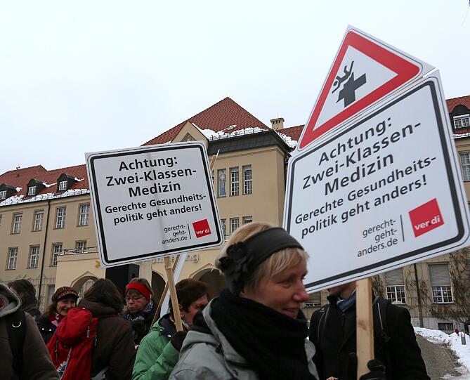 Beschäftigte des städtischen Klinikums demonstrieren vor dem Schwabinger Krankenhaus.