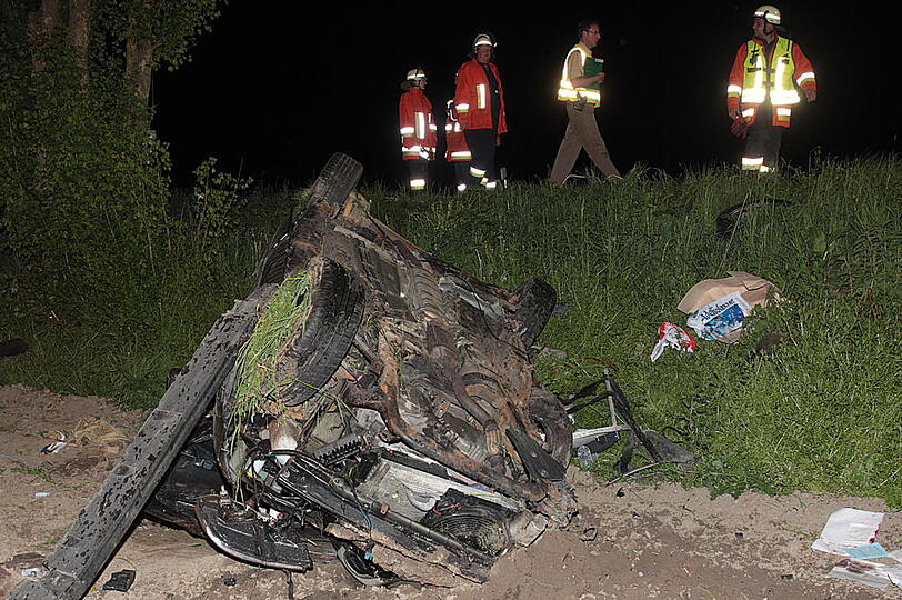 Heftiger Unfall bei Passau: Eine Frau ist von der Straße abgekommen und gegen einen Baum geprallt. Dabei kam ihr Beifahrer ums Leben. Die 26-Jährige selbst wurde nur leicht verletzt. Die Bilder.