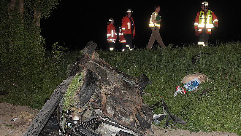 Heftiger Unfall bei Passau: Eine Frau ist von der Straße abgekommen und gegen einen Baum geprallt. Dabei kam ihr Beifahrer ums Leben. Die 26-Jährige selbst wurde nur leicht verletzt. Die Bilder. Heftiger Unfall bei Passau: Eine Frau ist von der Straße abgekommen und gegen einen Baum geprallt. Dabei kam ihr Beifahrer ums Leben. Die 26-Jährige selbst wurde nur leicht verletzt. Die Bilder.