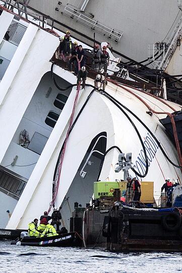 Die aufwendige Bergungsaktion der havarierten "Costa Concordia" ist angelaufen. Bilder von den Vorbereitungen.