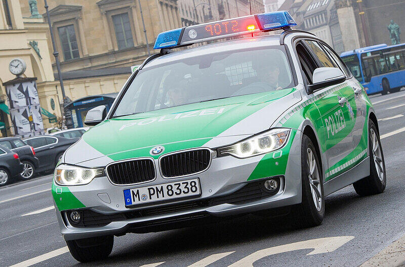 EIn auffällig roter Blitz soll dem Autofahrer ab sofort signalisieren, dass er anhalten soll.