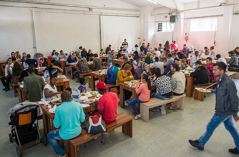 Flüchtling in der Kantine der Erstaufnahme für Asylbewerber auf dem Gelände der Bayernkaserne. Am Donnerstagabend hatten rund 150 Flüchtlinge für eine bessere Unterbringung demonstriert.