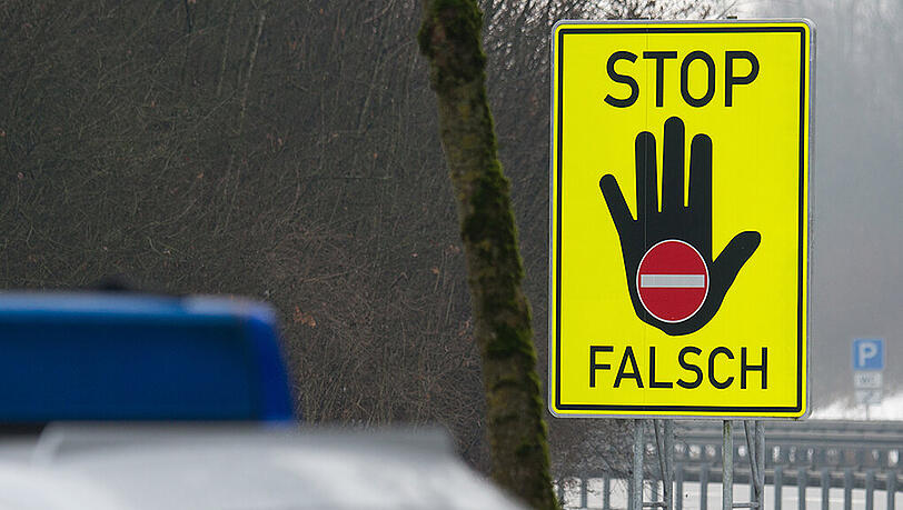 Die Polizei nahm den Falschafhrer noch am Unfallort fest. Die Polizei nahm den Falschafhrer noch am Unfallort fest.