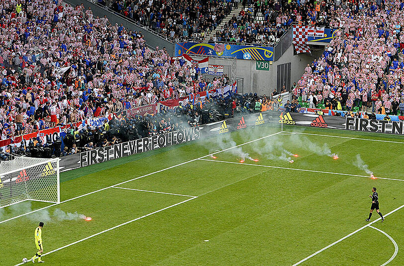 Kroatische "Fans" sind beim Spiel gegen Tschechien völlig ausgerastet. Die Bilder.
