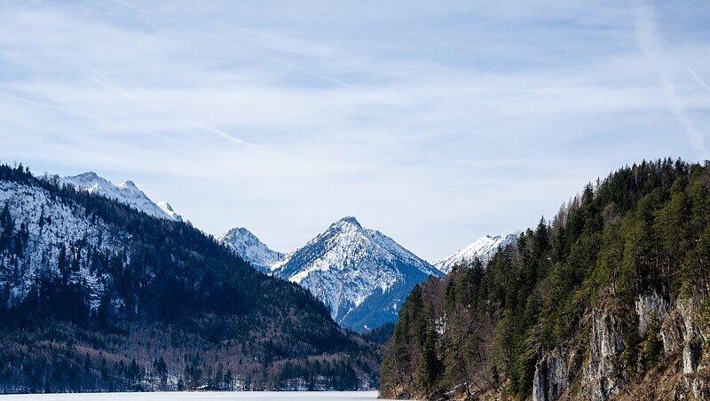 Stille, geradezu andachtsvolle Erhabenheit: der Alpsee auf 814 m Höhe. Stille, geradezu andachtsvolle Erhabenheit: der Alpsee auf 814 m Höhe.
