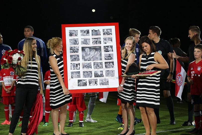 Schweinsteiger bekam eine große Collage, die all seine Erfolge zeigt.