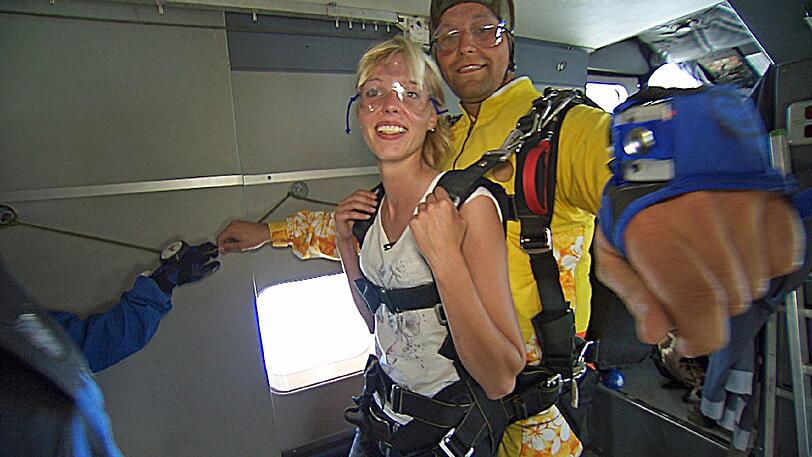 Lena überrascht Janine mit einem Fallschirmsprung. Mutig lassen sich die beiden auf den freien Fall ein.