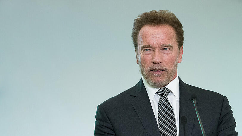 Arnold Schwarzenegger während eines Vortrags in Paris.