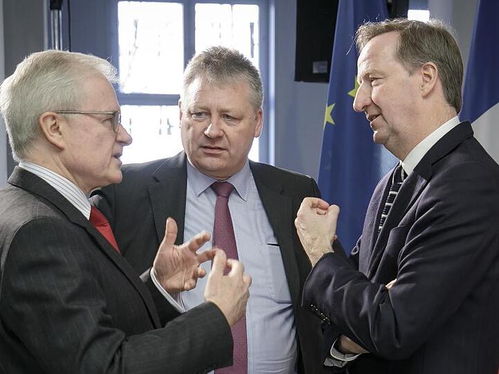 Geheimdienst-Chefs unter sich: BND-Präsident Bruno Kahl (M) unterhält sich mit dem Franzosen Bernard Emie (DGSE, l) und dem Briten Alex Younger (MI6).