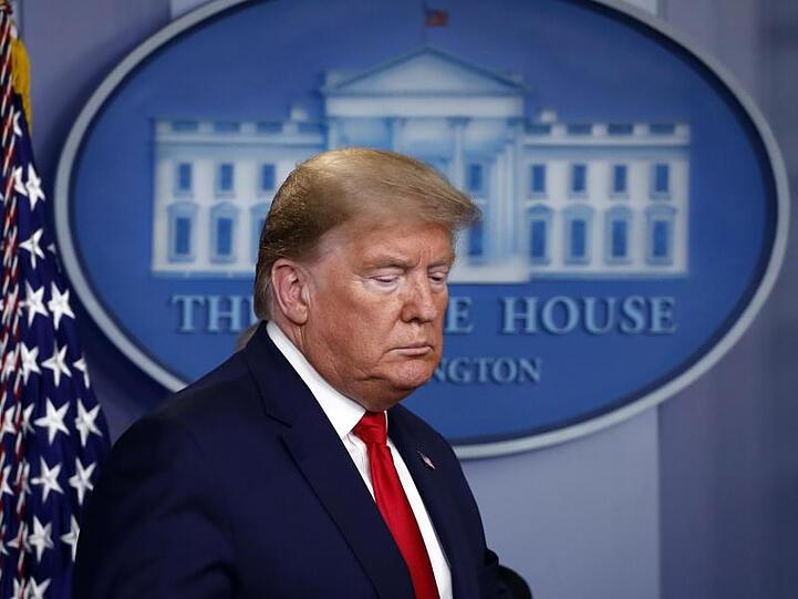 Donald Trump auf dem Weg zu einer Pressekonferenz im Weißen Haus.